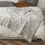 Lançamento de pele sintética com estampa de leopardo