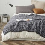 Plaid en Fausse Fourrure avec Motif Léopard Noir et Gris