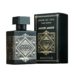 Flacon de parfum noir avec des motifs argentés de style Art déco et sa boîte de vente au détail assortie, étiquetée ’Bade Ai Oud Mood Amor’.